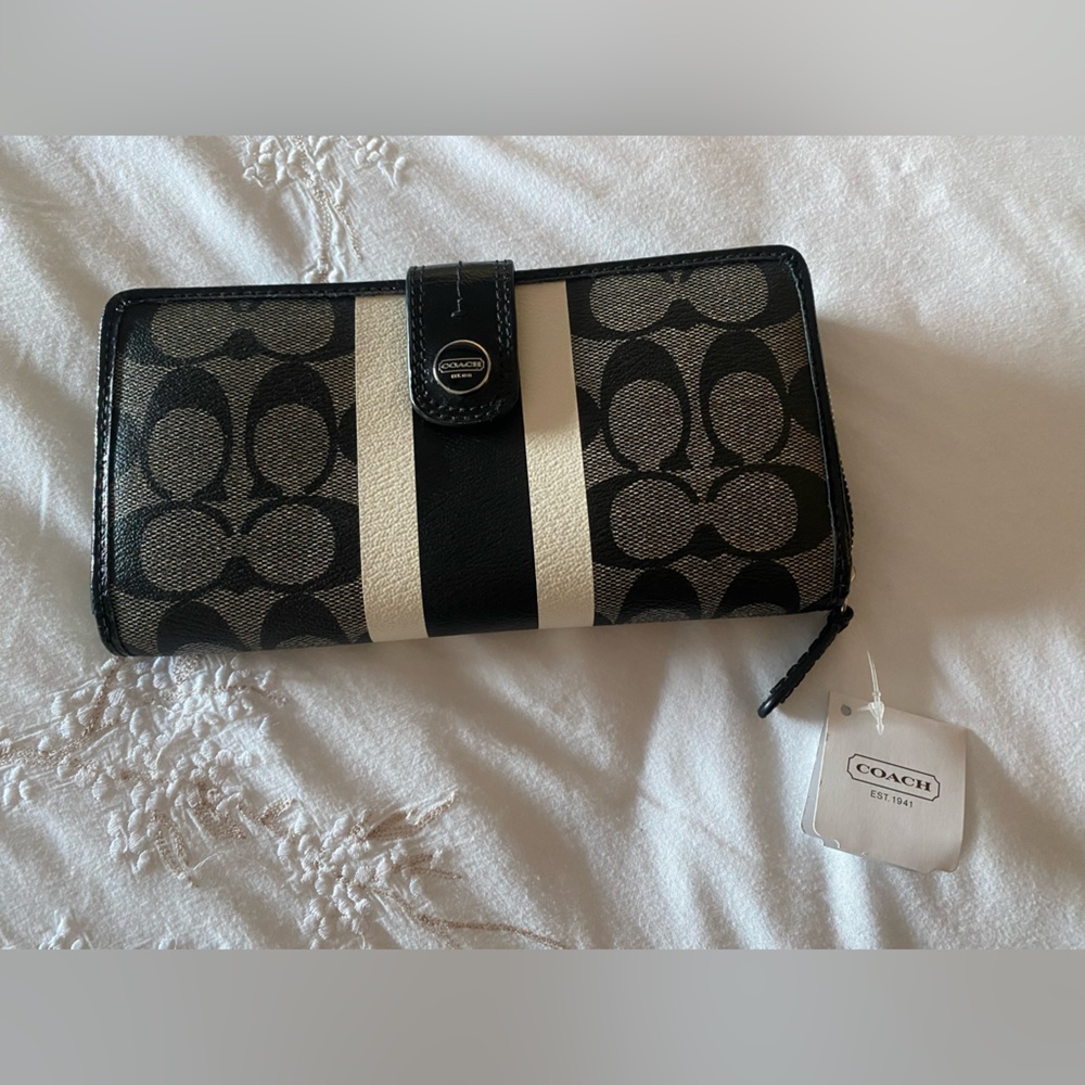 Coach Wallet. New with tags. Never used!!